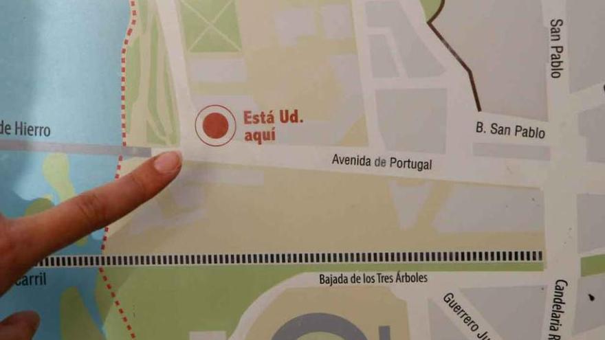 Cartel turístico situado en la plaza de los Cientos y que ubica erróneamente en la Avenida Portugal.