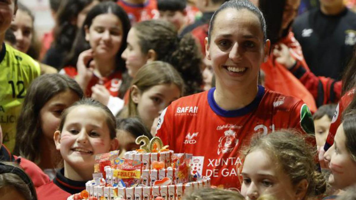 Sarai, con una tarta por su cumpleaños.