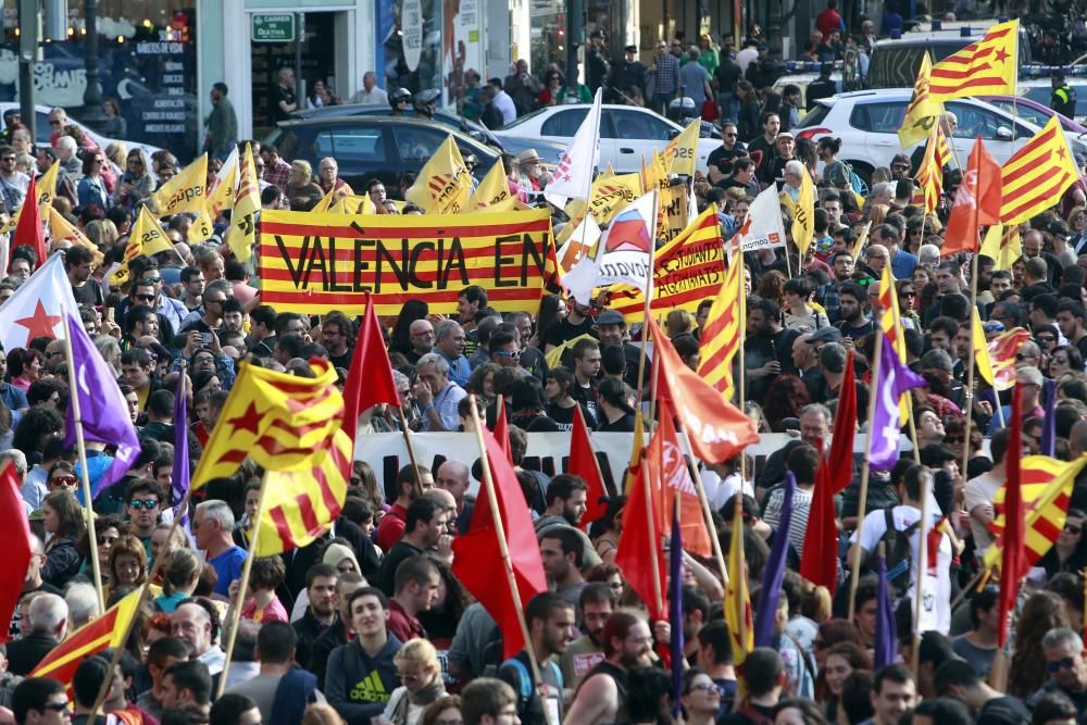 Manifestación en Valencia con motivo del 25 d'Abril