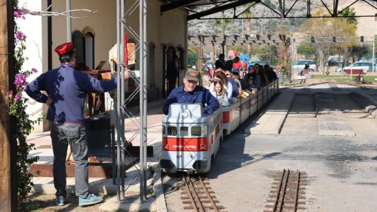 La plaza del Trenet de Benicàssim es el lugar de encuentro de personas que disfrutan de un paseo en un tren tripulado. | MEDITERRÁNEO