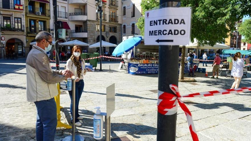 Cinco puestos y poca clientela, en la vuelta del mercado de frutas de Plasencia