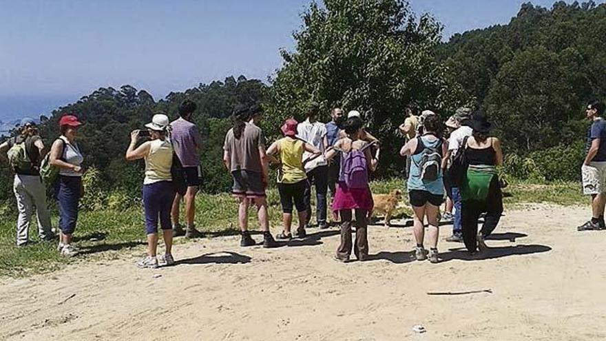 Los participantes en la ruta disfrutan de las vistas sobre al ría.  // J.I.H.