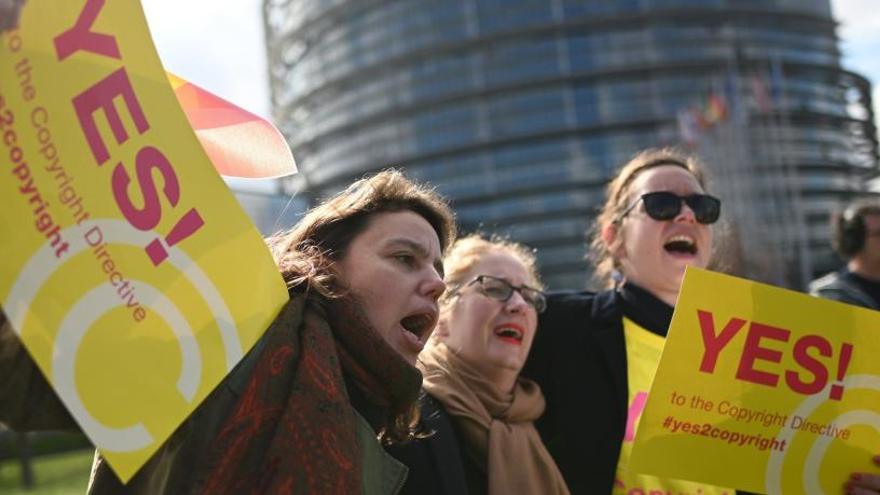 Varias personas se manifiestan frente al Parlamento Europeo.