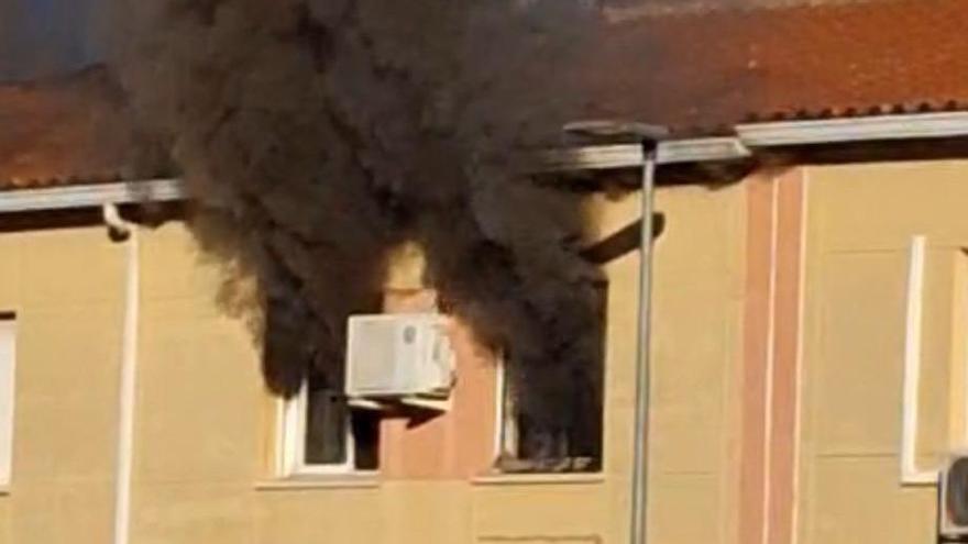 Un incendio calcina la segunda planta de una vivienda en La Cañada de Cáceres
