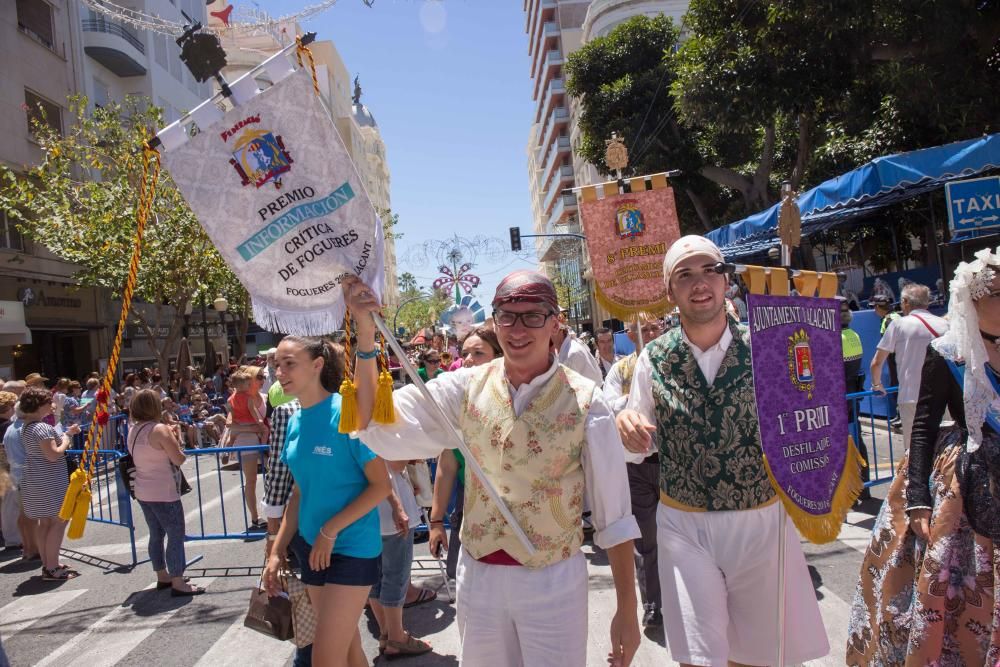 El Desfile de Entrega de Premios culmina con la entrega de más de 600 galardones a hogueras y barracas