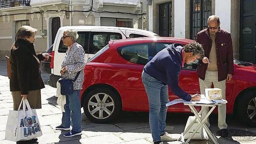 Consulta sobre A Maestranza, ayer, en la calle Herrerías.