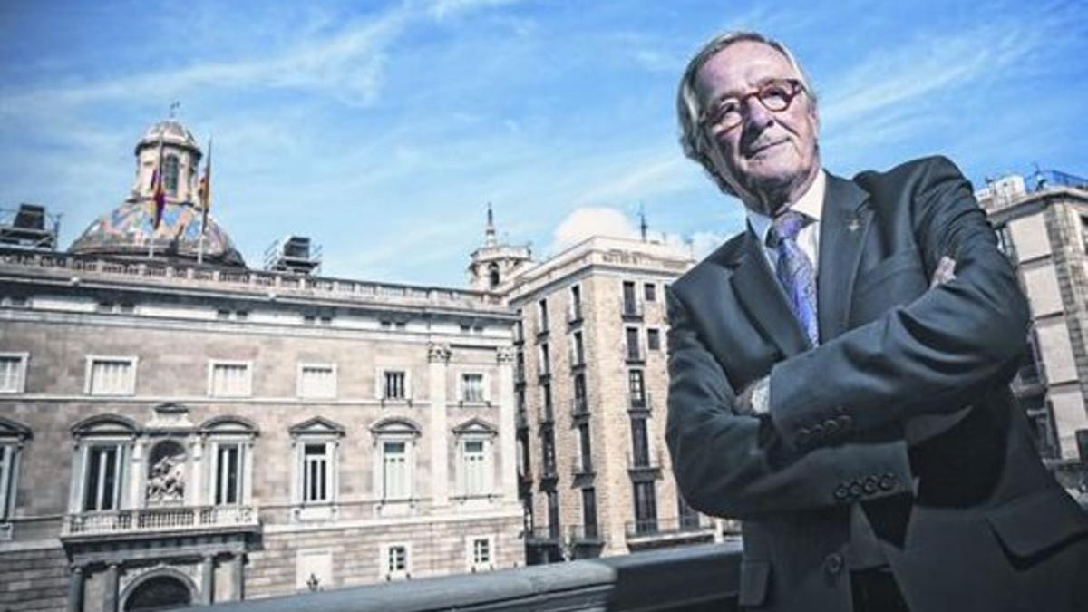 El alcalde Xavier Trias posa en el balcón del ayuntamiento con la Generalitat al fondo.