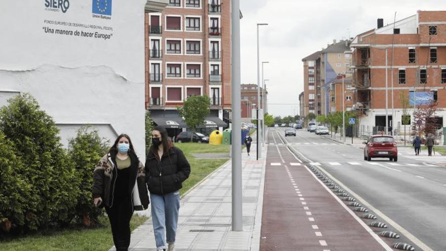 Carril bici en la calle Santa Isabel de Lugones. | Luisma Murias