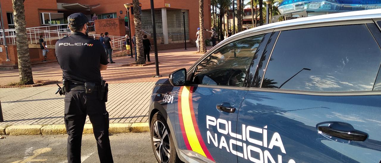 Un agente de la Policía Nacional