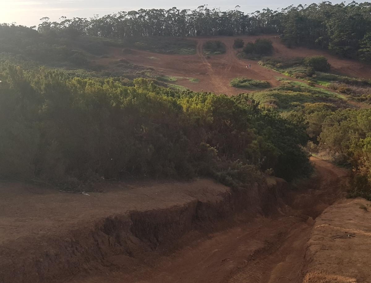 Grandes hendiduras en el terreno y un enorme descampado.