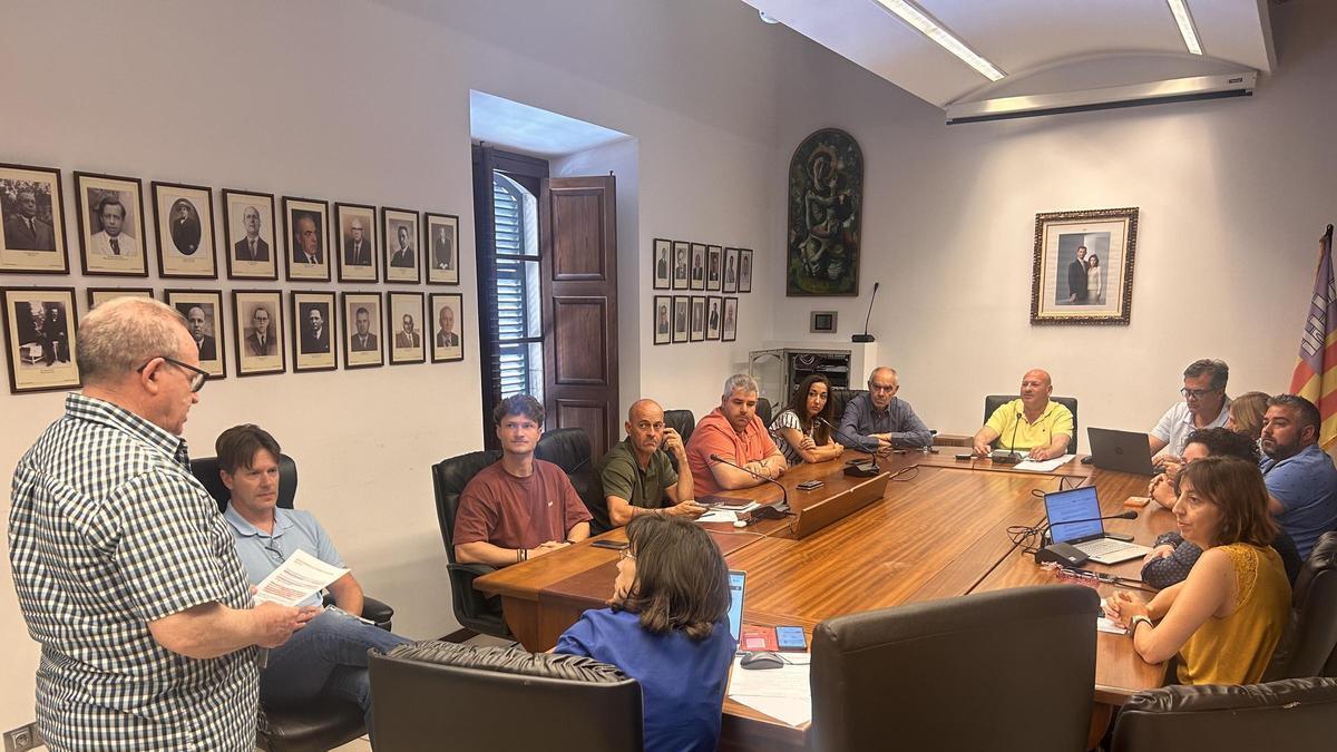 Una imagen del pleno de Binissalem durante la intervención de Pep Juárez (a la izquierda).