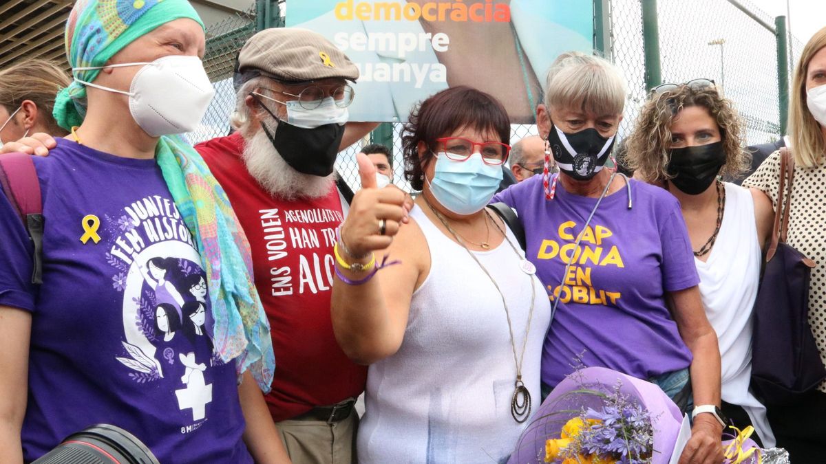 Bassa amb algunes de les persones que l'esperaven fora del centre penitenciari aquest 23 de juny del 2021. (Horitzontal)