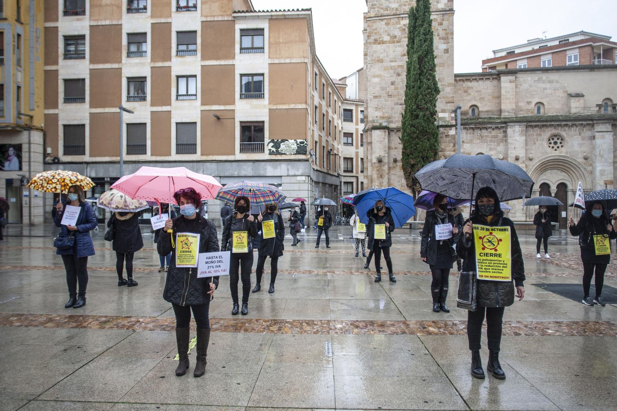 Concentración de las peluqueras de Zamora ante los efectos de la pandemia