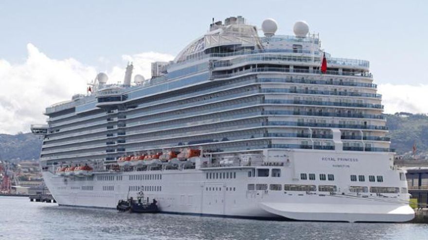 El Royal Princess hoy en el Puerto de Vigo // J. Santomé