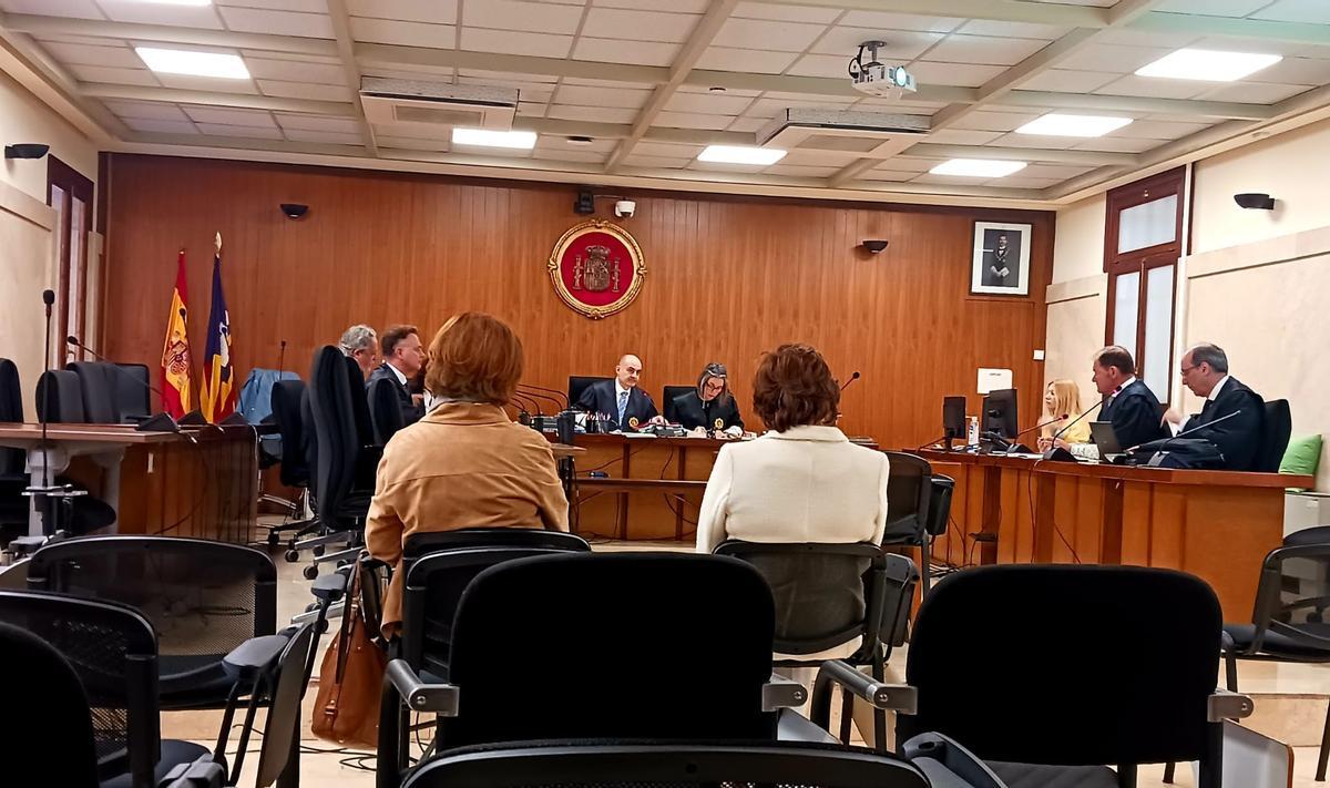 Las dos hermanas acusadas de estafa, ayer en la Audiencia de Palma.
