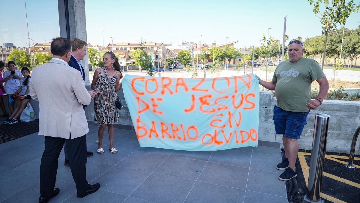 El alcalde con los vecinos del Corazón de Jesús, esta tarde, en la puerta del nuevo Mercadona.