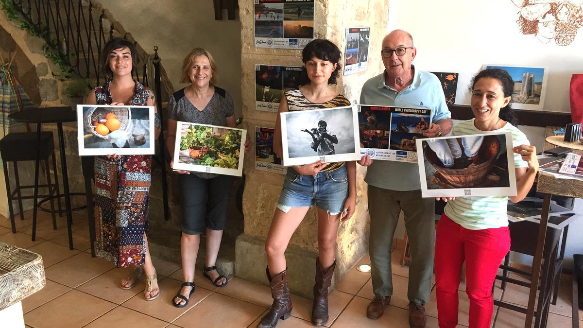 : Lara San Román (restaurante Coheo), Cati Cortés (regidora), Paula Kraehe (fotógrafa), Oscar Pipkin (fotoperiodista) y Rosa Cuerda (periodista).
