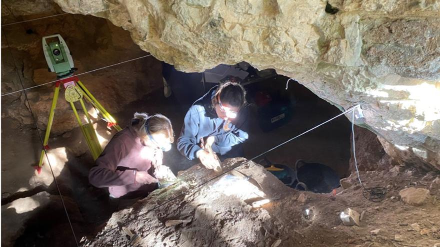 Investigadores de la Universidad de Zaragoza localizan un nuevo espacio de hábitat prehistórico en Peña Miel