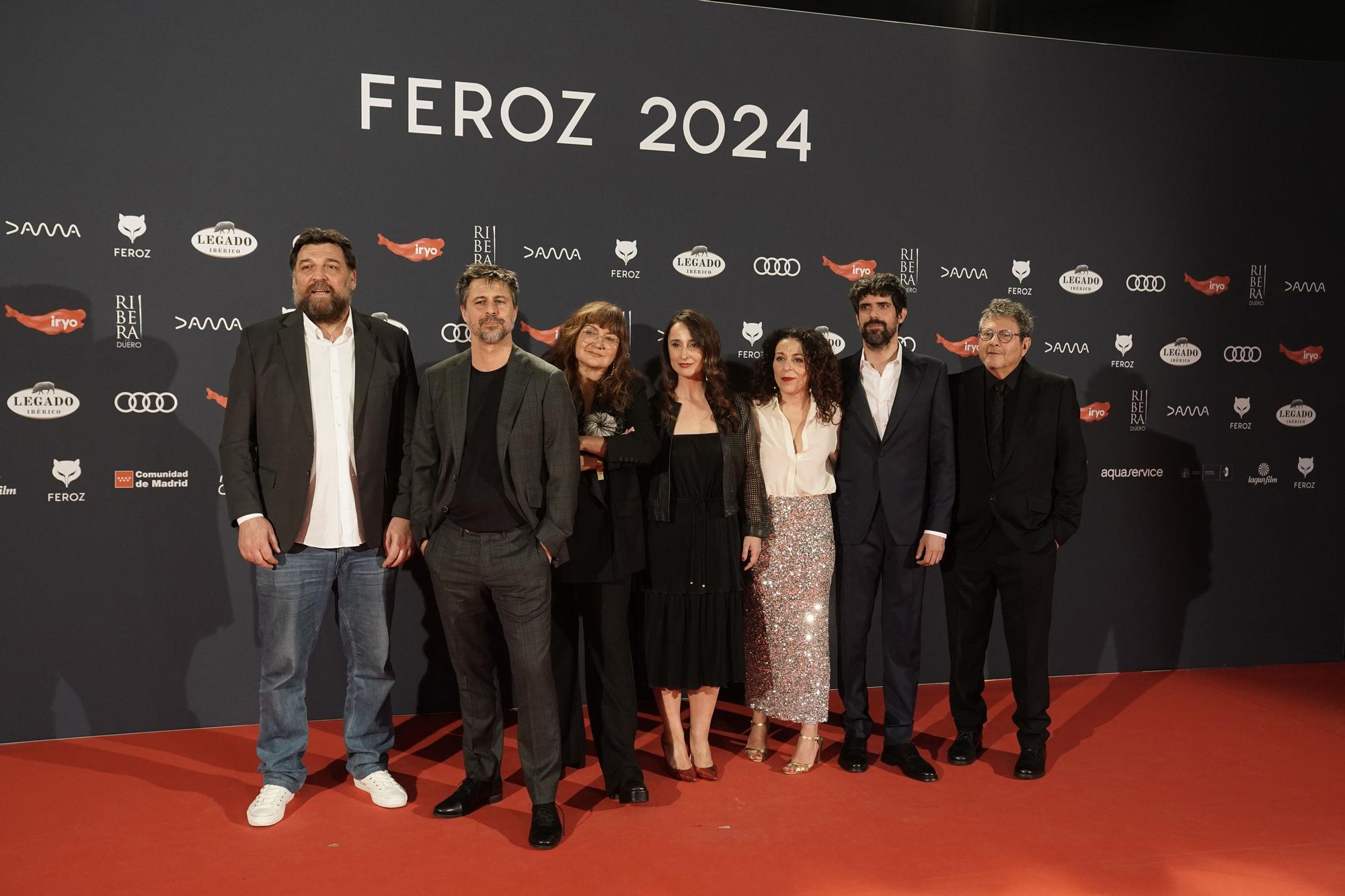 电影《Un amor》团队在第 11 届费罗兹奖颁奖典礼前的红地毯上合影