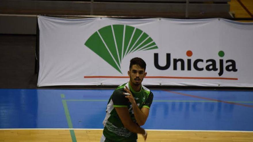 Arabisen Rodríguez tras realizar un saque en un encuentro de su equipo, Unicaja Almería.