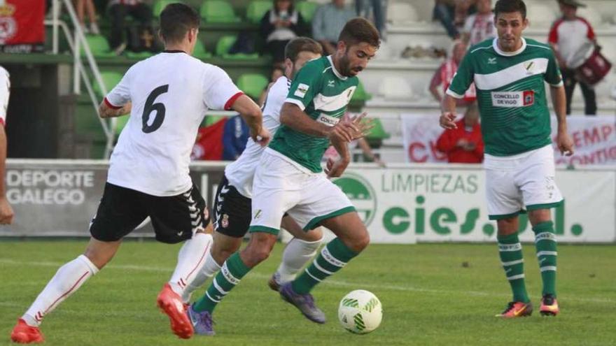 David Antón conduce la pelota en el último partido de Liga, contra el Somozas, en O Vao. // José Lores