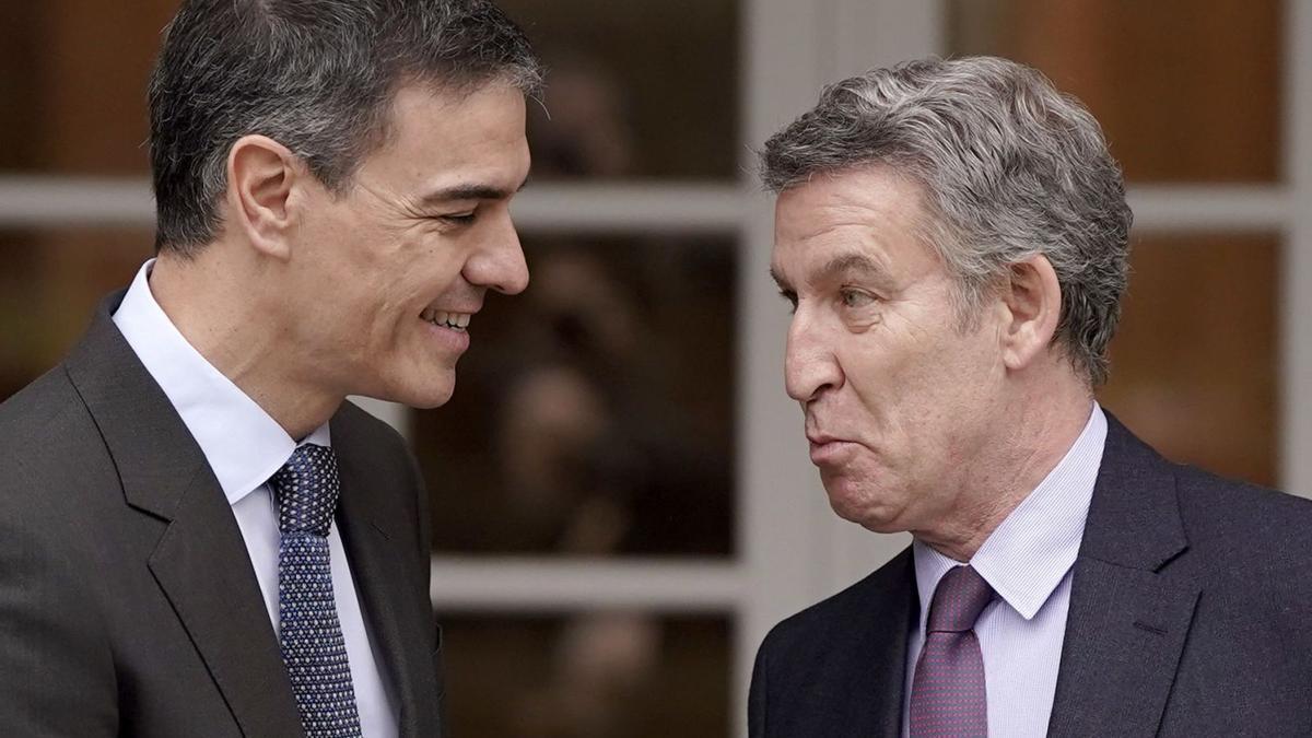 Pedro Sánchez i Alberto Núñez Feijóo, ahir al palau de la Moncloa. | JOSÉ LUIS ROCA