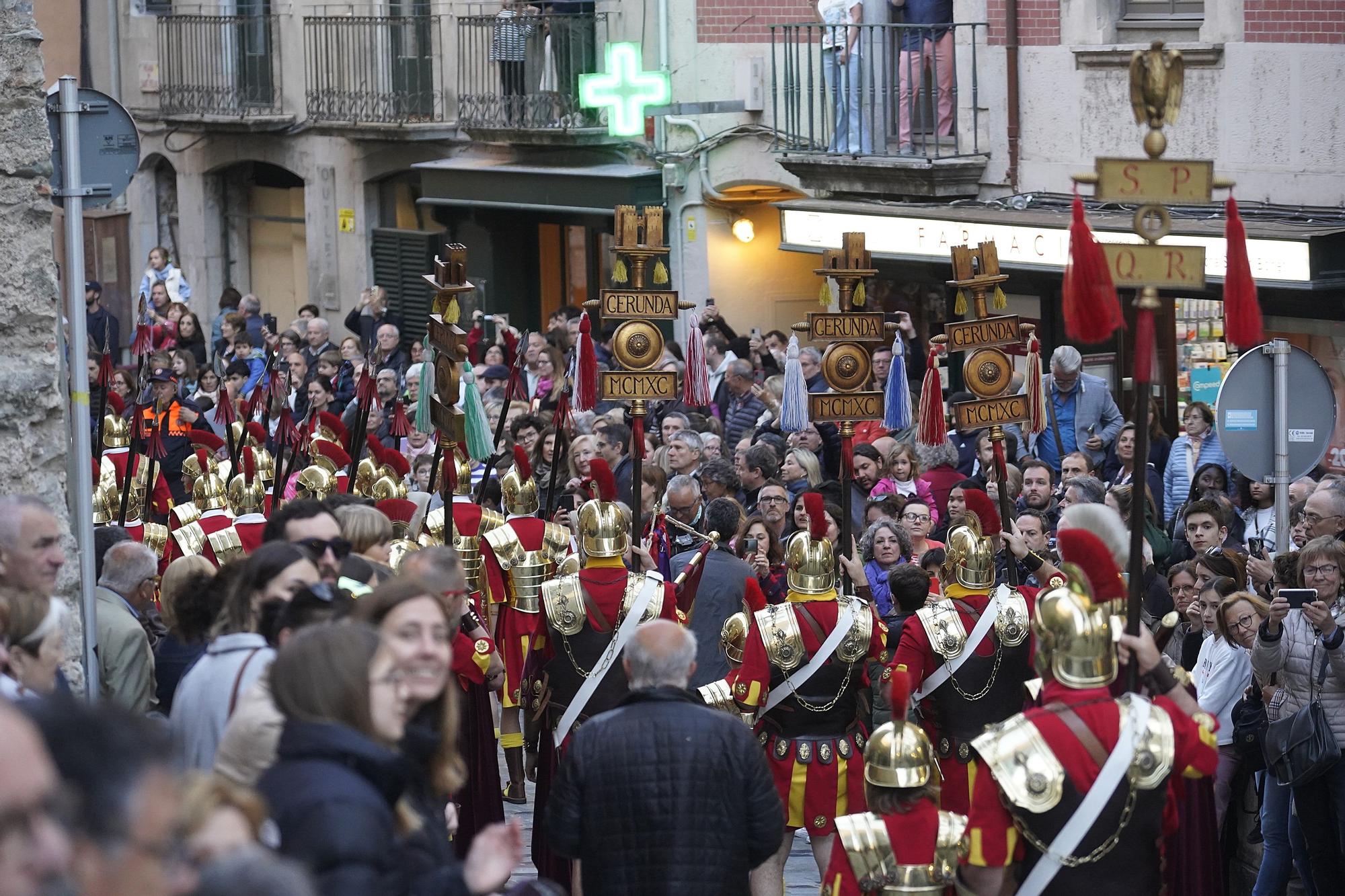 Els Manaies de Girona lliuren el penó a Narcís Reixach enmig de l’emoció de la normalitat