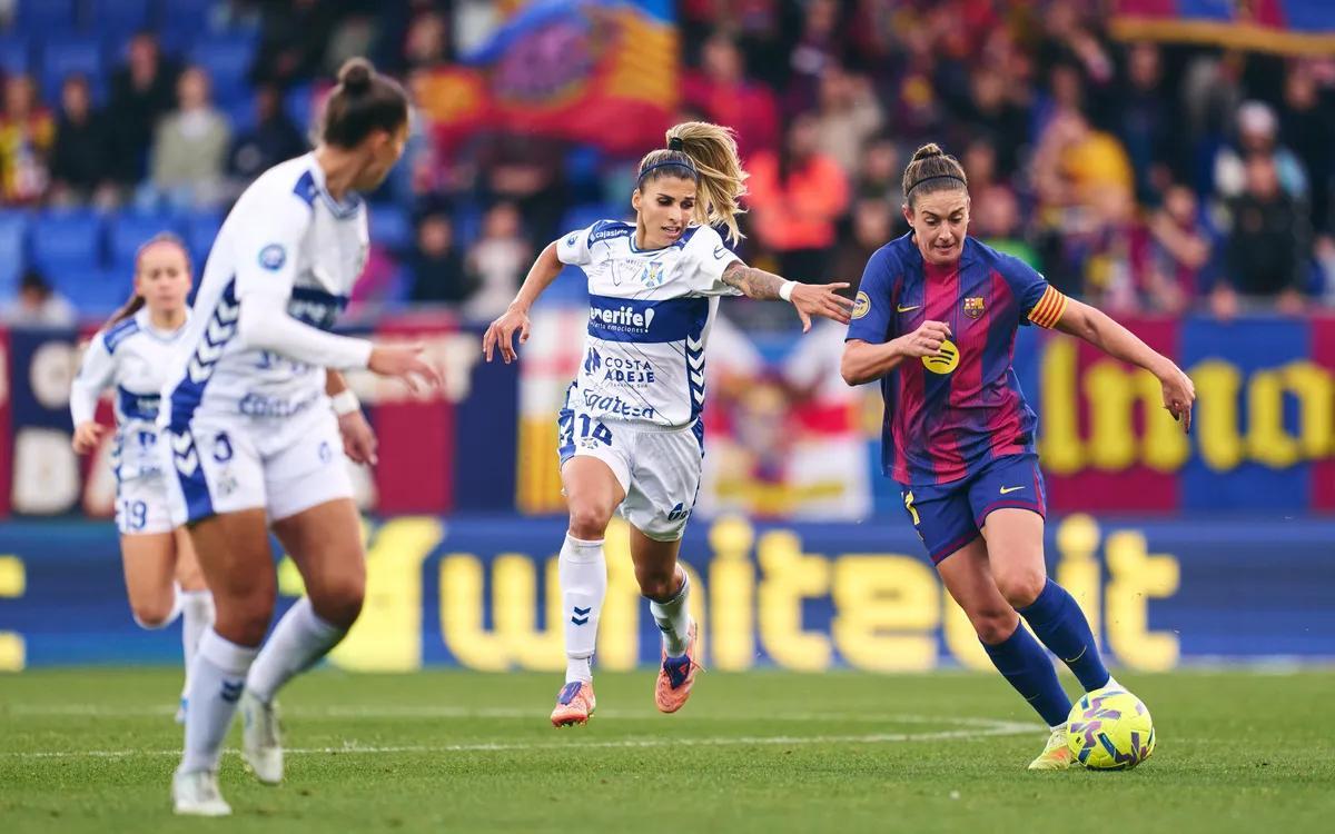 Alexia Putellas progresa con la pelota mientras Natalia Ramos la persigue para intentar robársela.