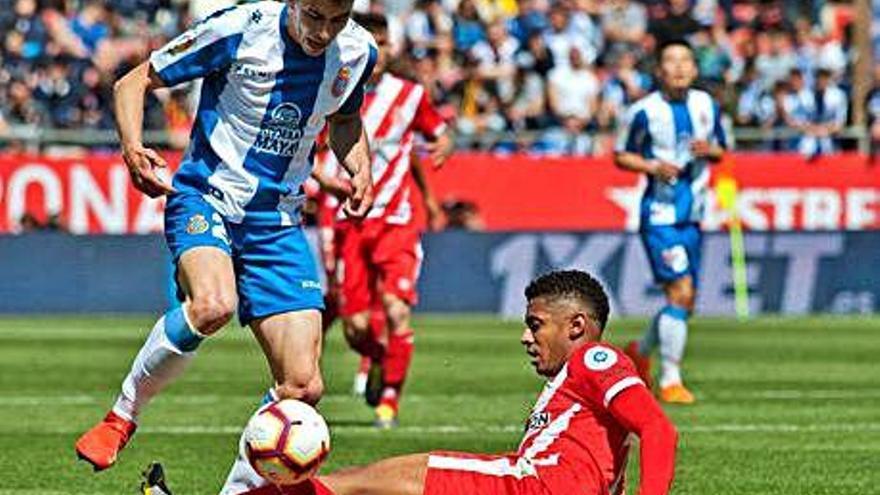 El blanc-i-blau Marc Roca lluita per la pilota amb el gironí Choco Lozano