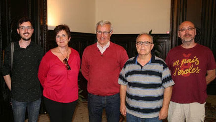 El alcalde Joan Ribó, ayer, con representantes de la Asociación de Vecinos de Benimàmet.