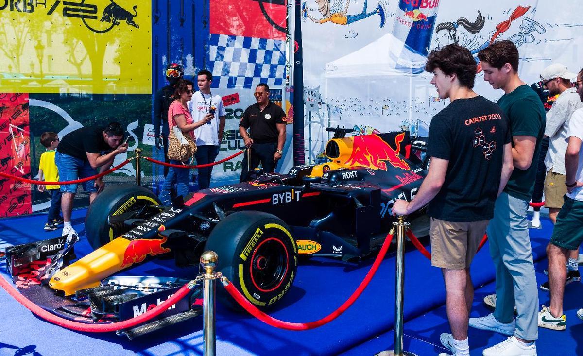 Aficionados observan un monoplaza en el F1 Barcelona Fan Village este sábado