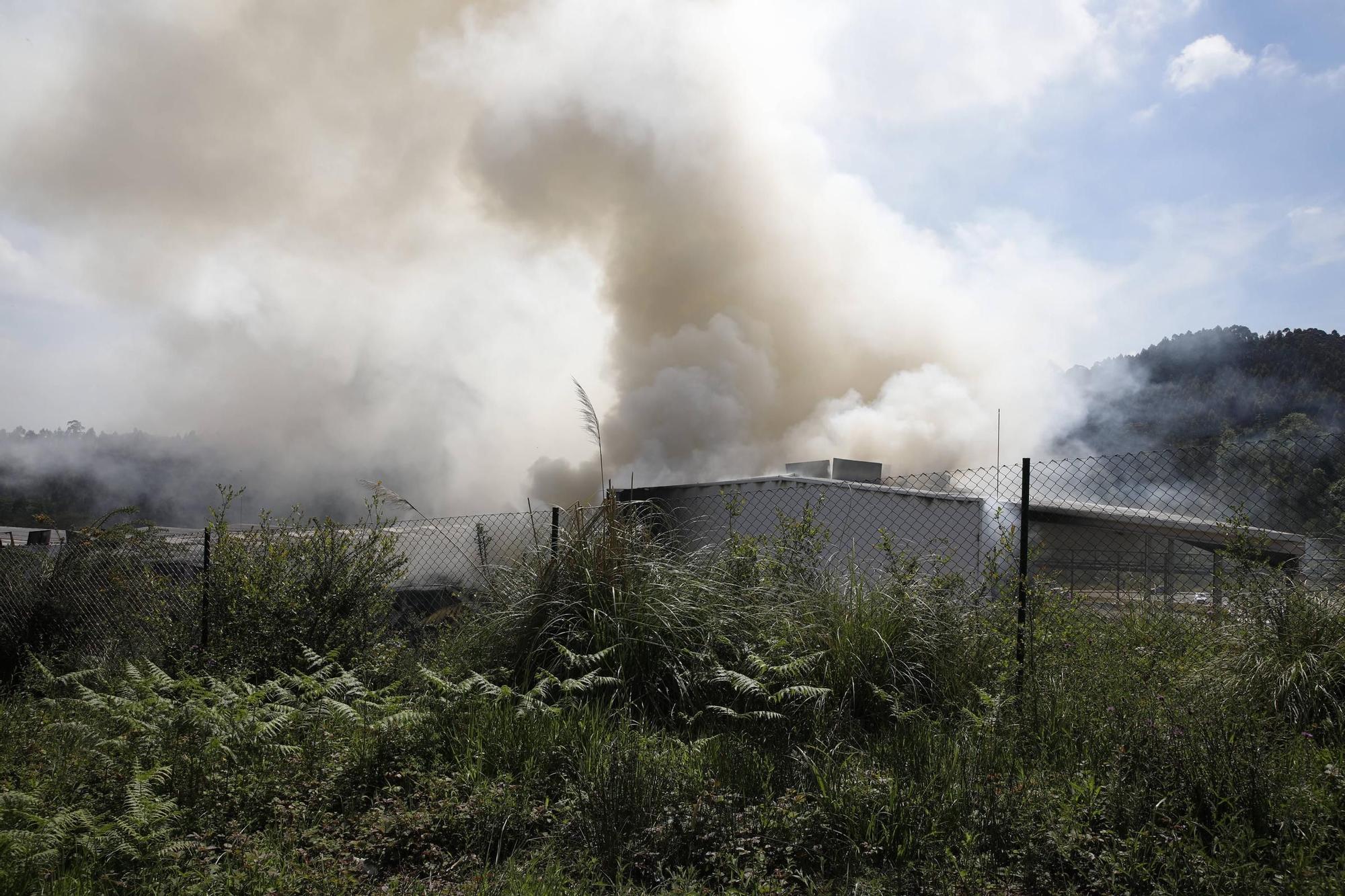 Así fue el espectacular incendio en una planta de Cogersa en Gijón (en imágenes)