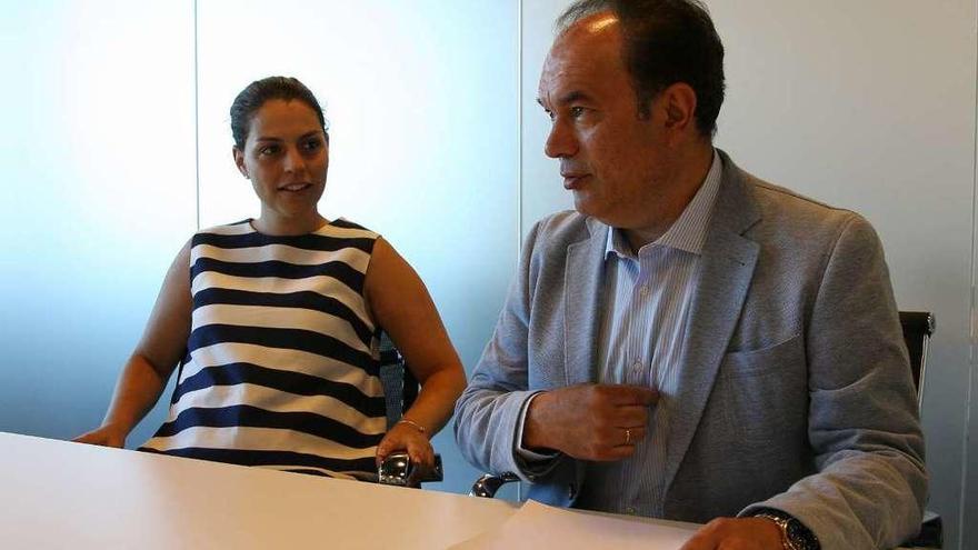 Eva Montoto y José Crespo ayer, en la oficina del PP en el consistorio. // Bernabé