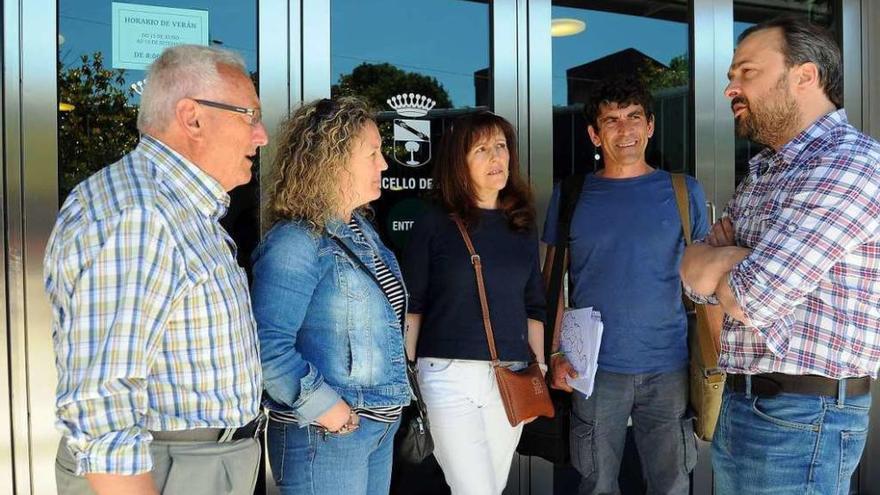 Vecinos y técnicos de un centro de conservación de bienes culturales se citaron ayer con Cuiña. // Bernabé/J.Lalín