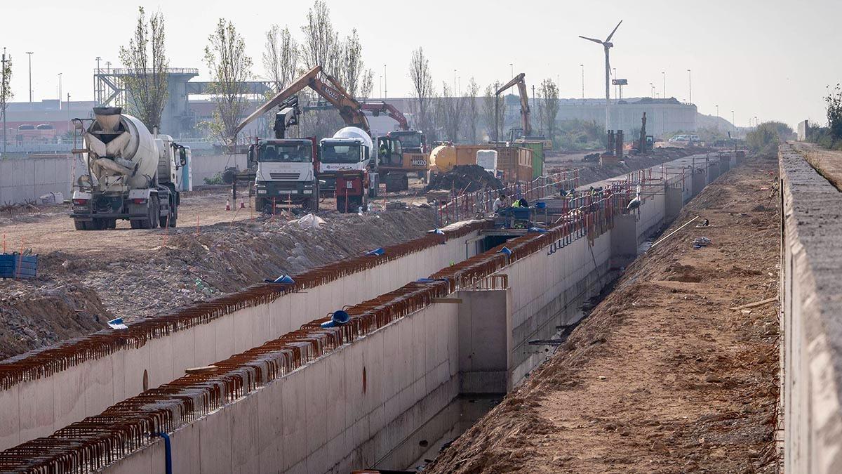 Varios camiones trabajan en las obras de acceso a la nueva Terminal Nou Llobregat, en abril.
