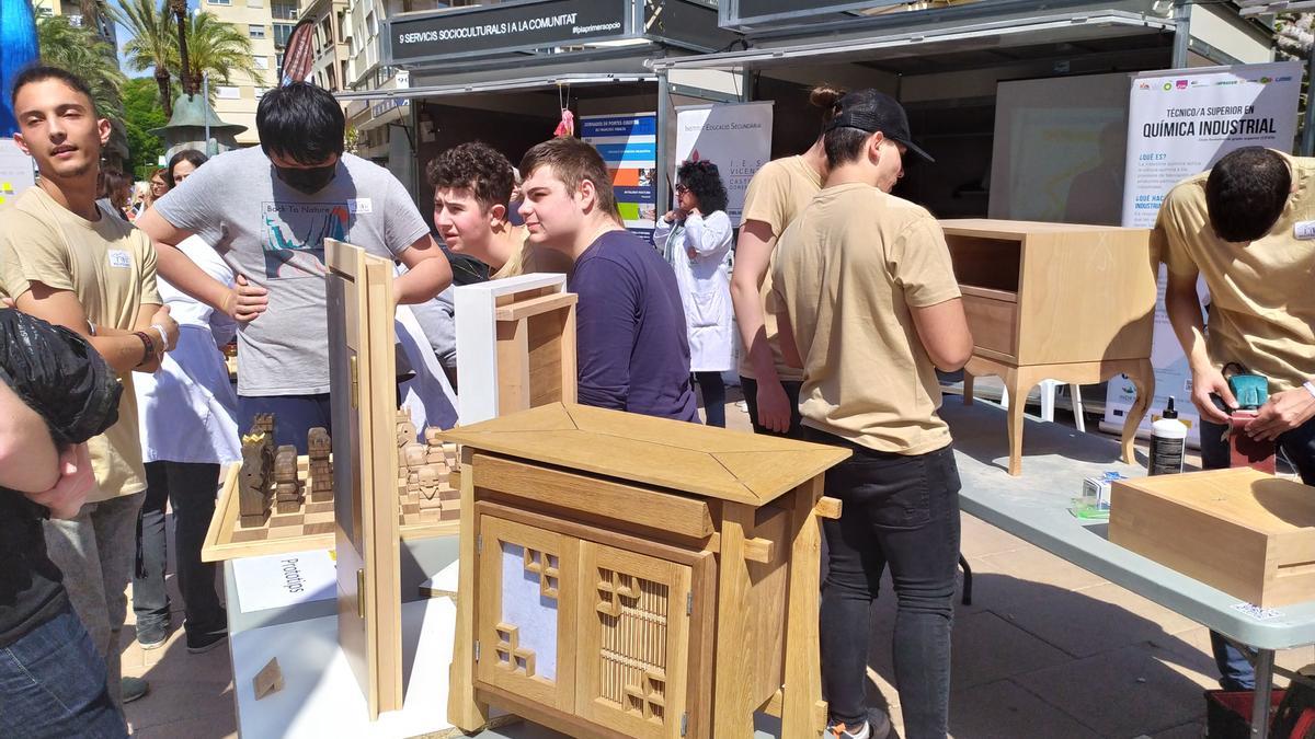 Alumnos de Madera y Mueble muestran sus trabajos en la feria