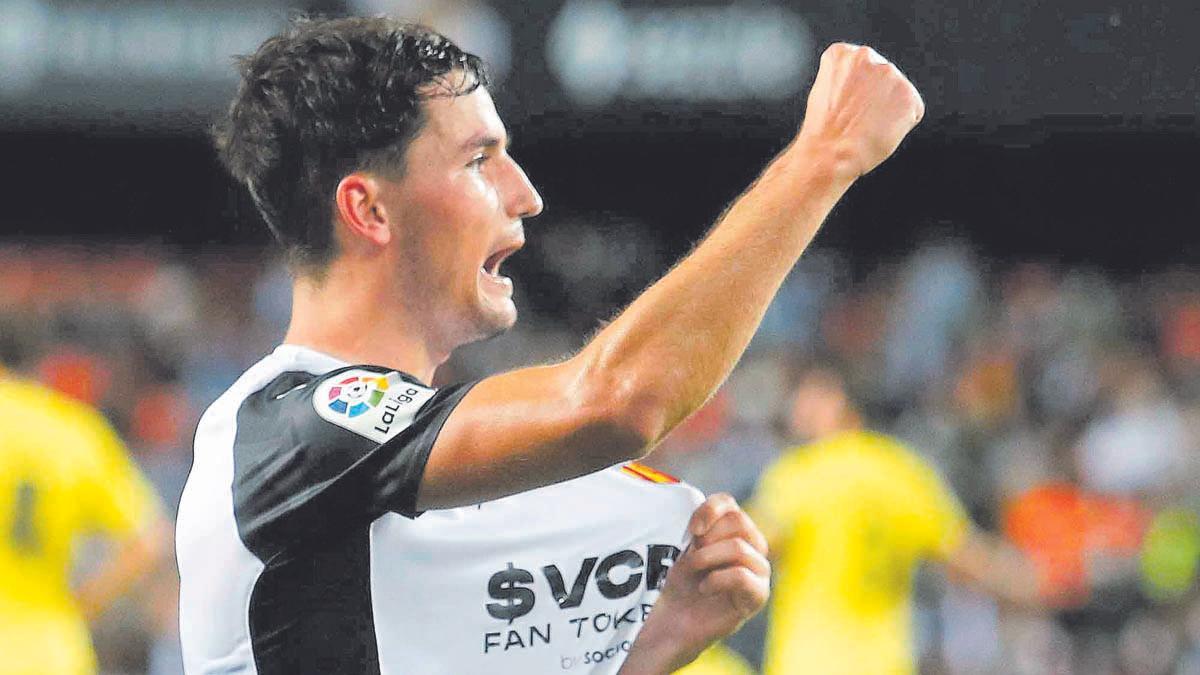 Hugo Guillamón celebra un gol con el Valencia CF