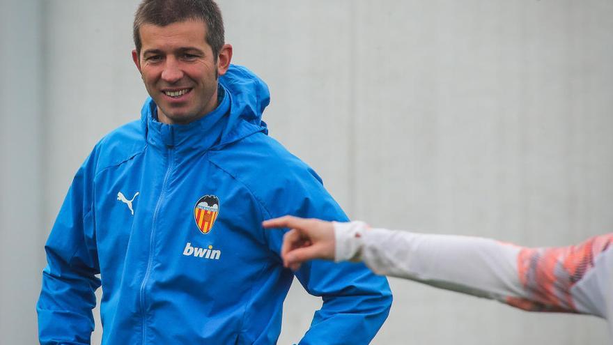 Albert Celades sonríe durante el entrenamiento de ayer en Paterna.