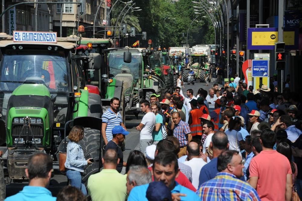 La Gran Vía de Murcia, paralizada por los agricultores