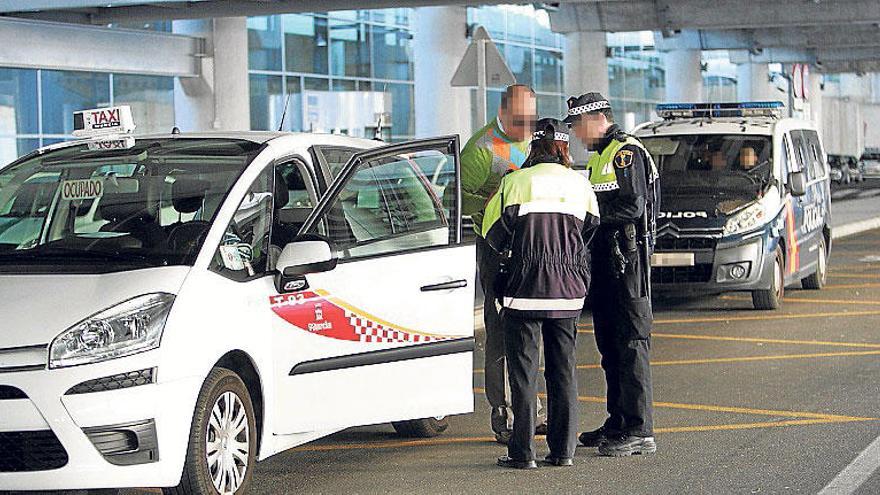 La Policía Local controlará los taxis foráneos en el aeropuerto mediante dispositivos móviles