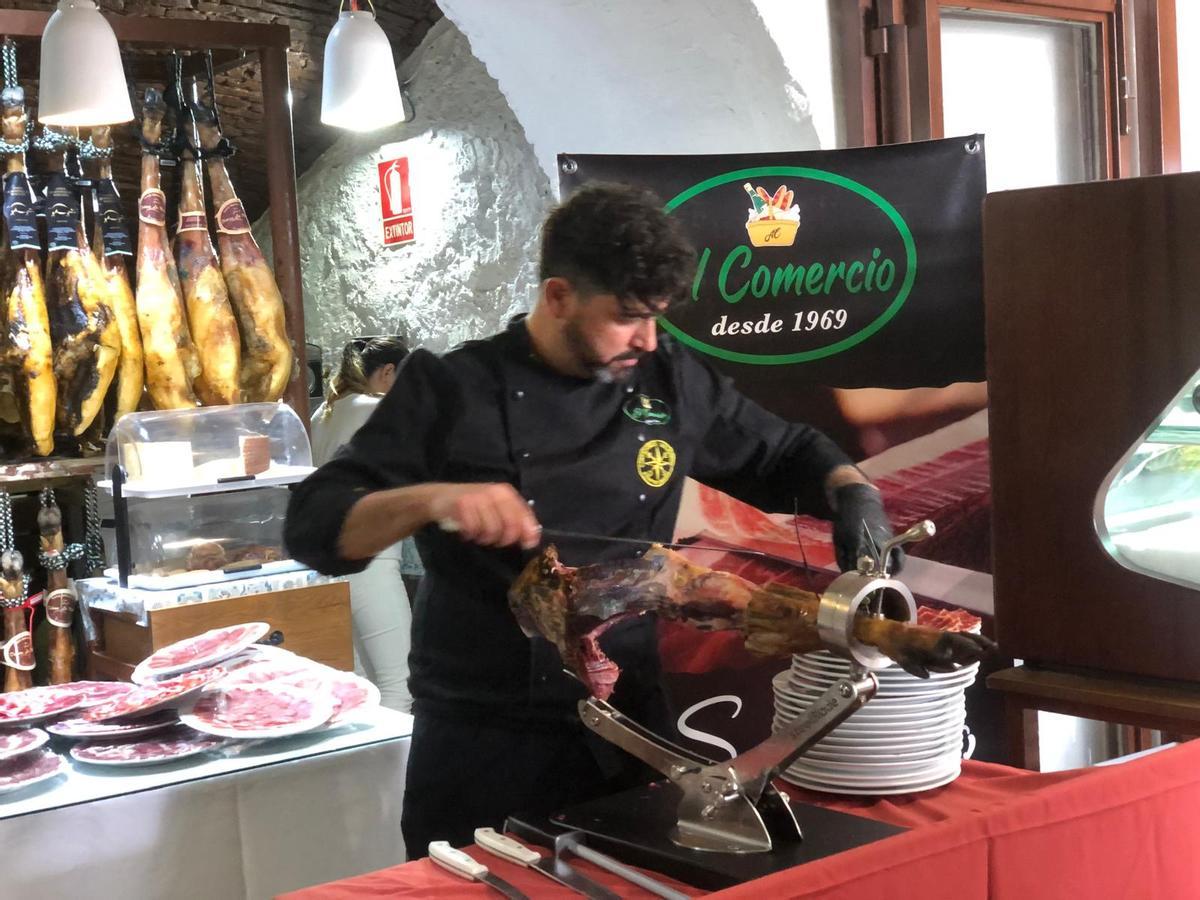 Cortador de jamón en el Restaurante San Albí, de Mérida.