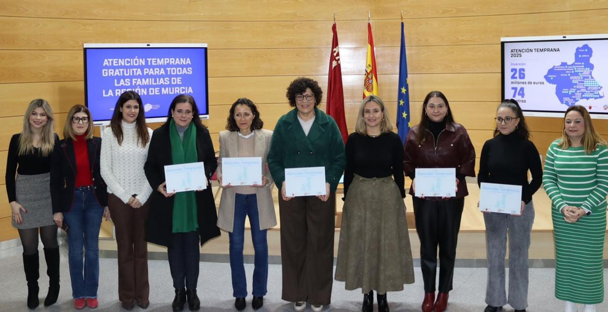 Conchita Ruiz entrega a los representantes municipales una placa acreditativa