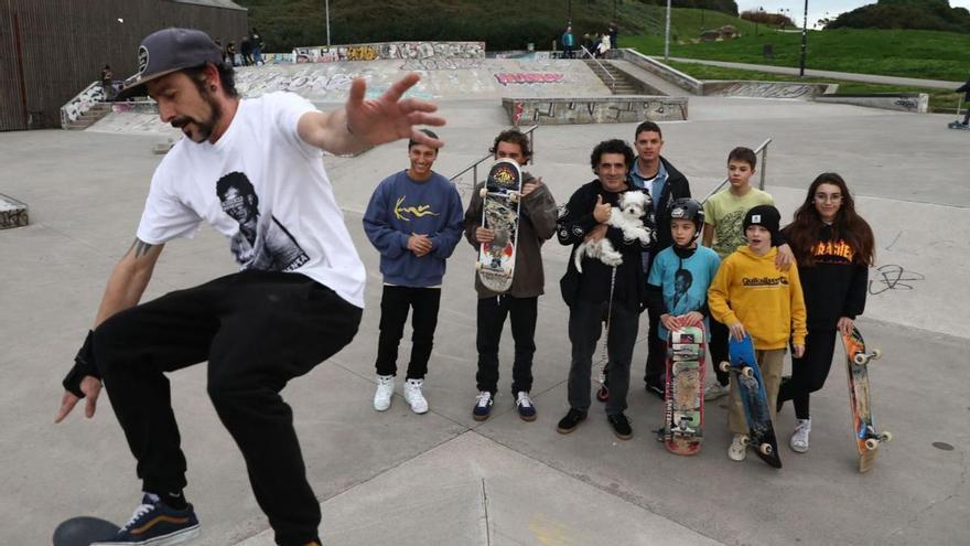 Por la izquierda, David Molina, junto a David Muñiz, Pablo Mancha, Lolo Revilla con «Ollie», Javier Campa y los niños Alejandro González, Ariel Rodríguez, Samuel García y Cecilia Rendueles. | Juan Plaza / Marcos León