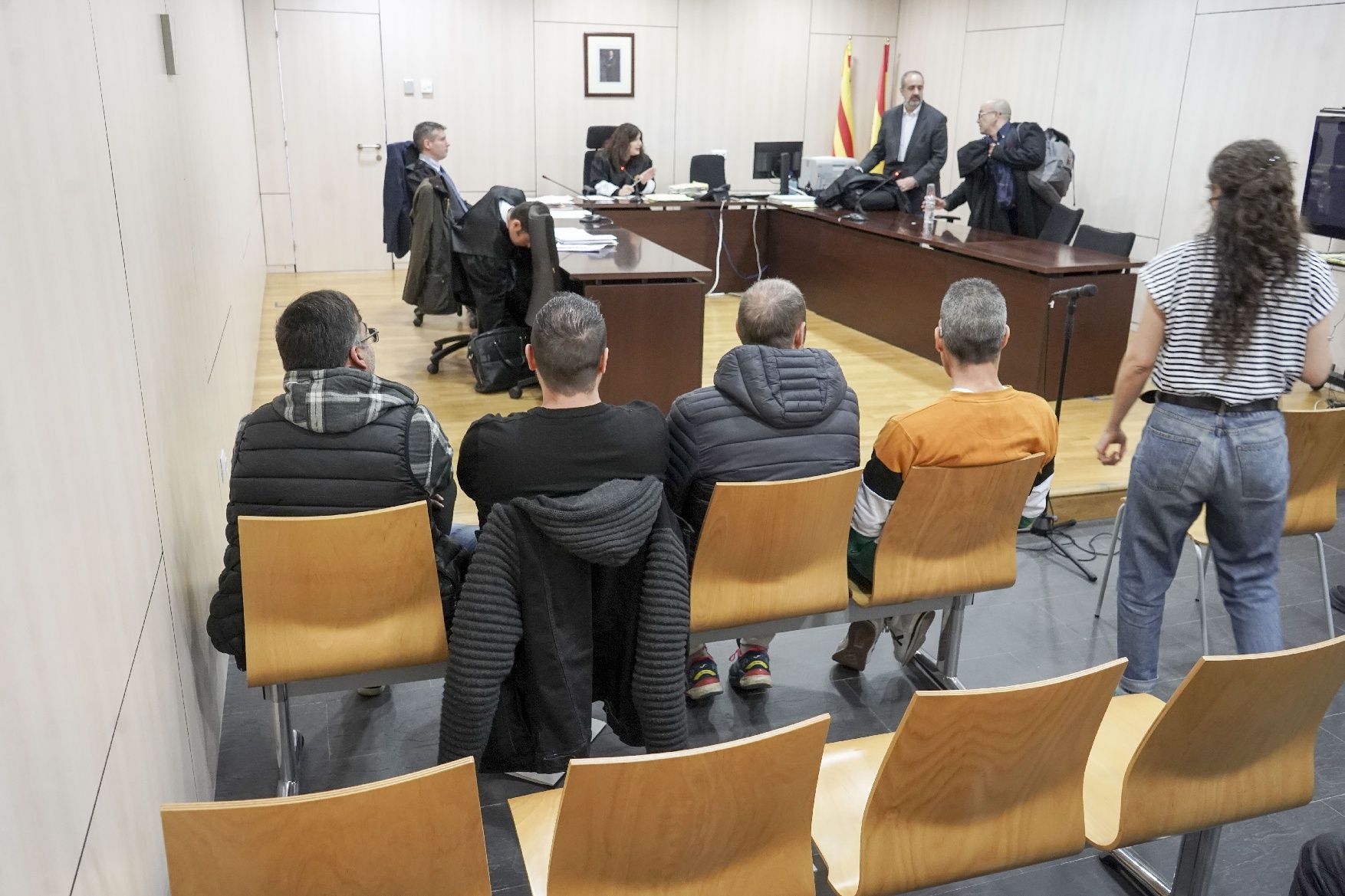 El judici contra els acusats d'agredir un grup d'activistes mentre penjaven una estelada a Manresa, en imatges