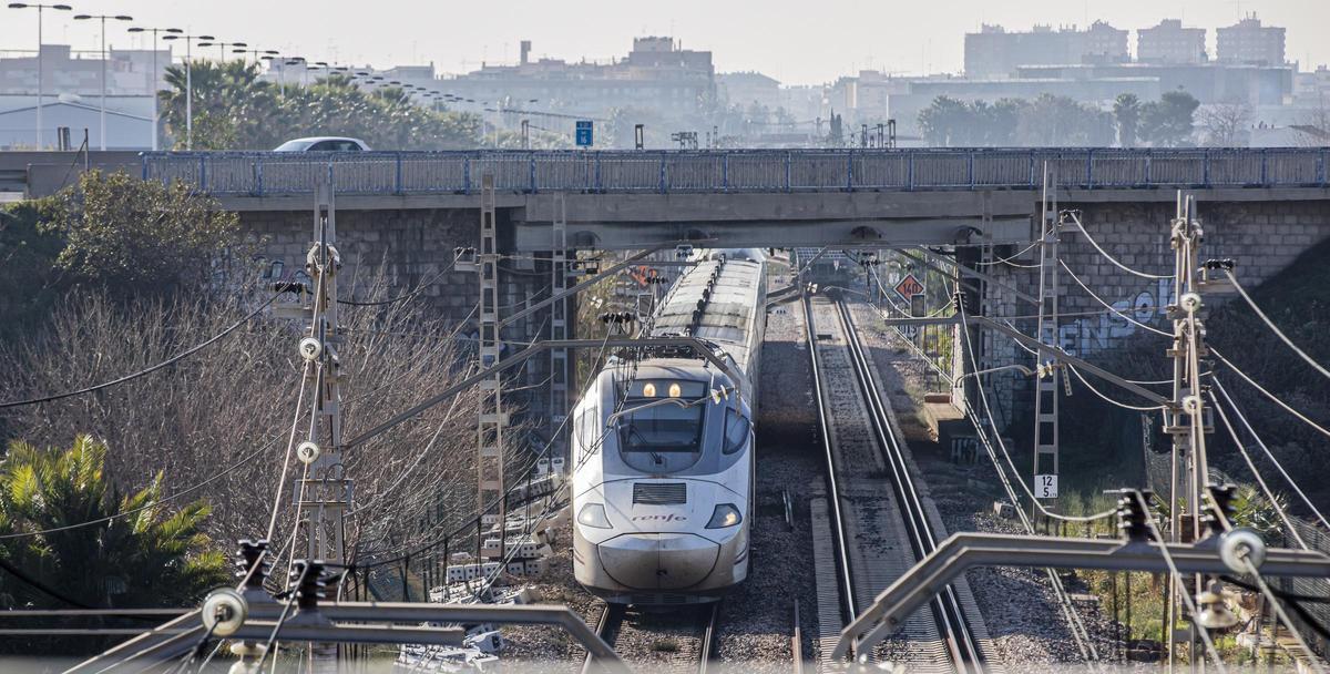 Un estudiant de Medicina atura un tren a Alacant per socórrer una turista danesa