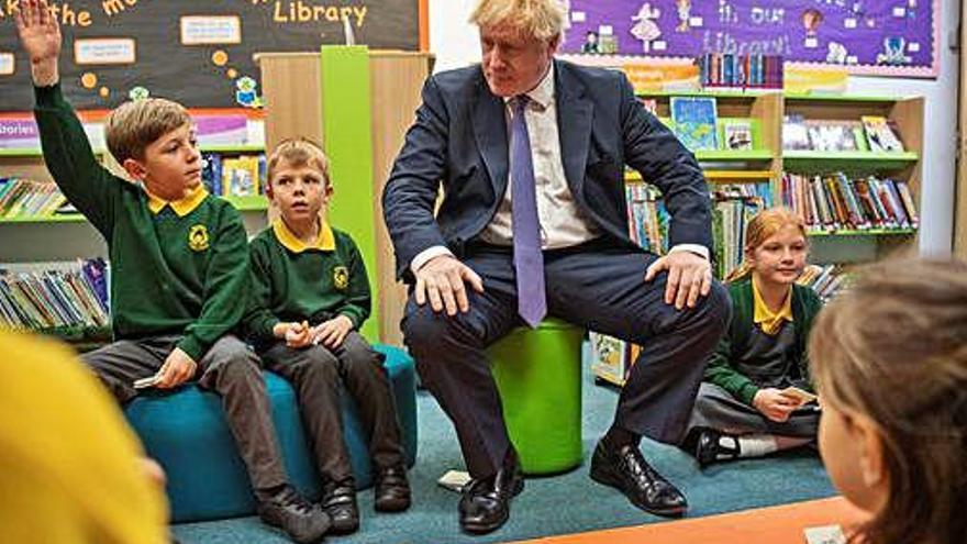 Boris Johnson amb uns nens en una escola a Milton Keynes.