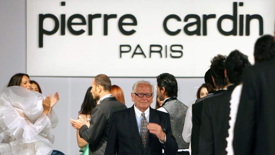 Una imagen de Pierre Cardin durante un desfile.