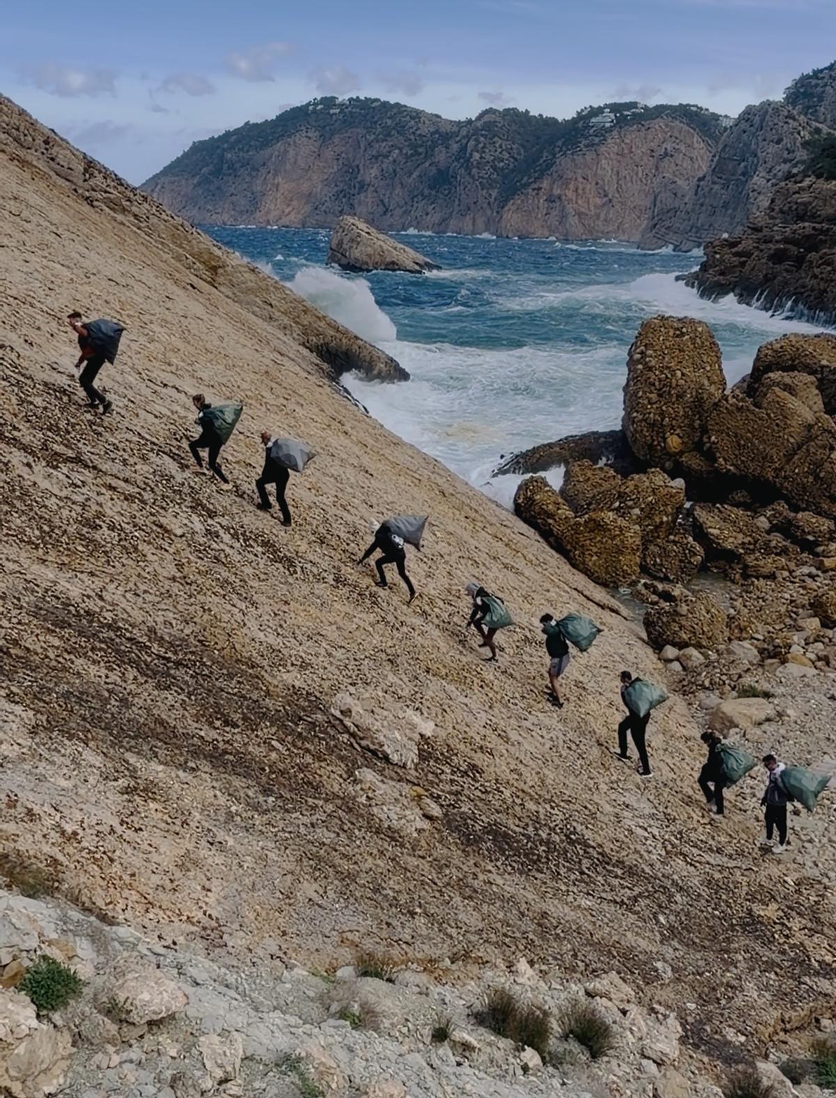 Algunos voluntarios en bajada a la zona de retirada de residuos Algunos voluntarios en bajada a la zona de retirada de residuos