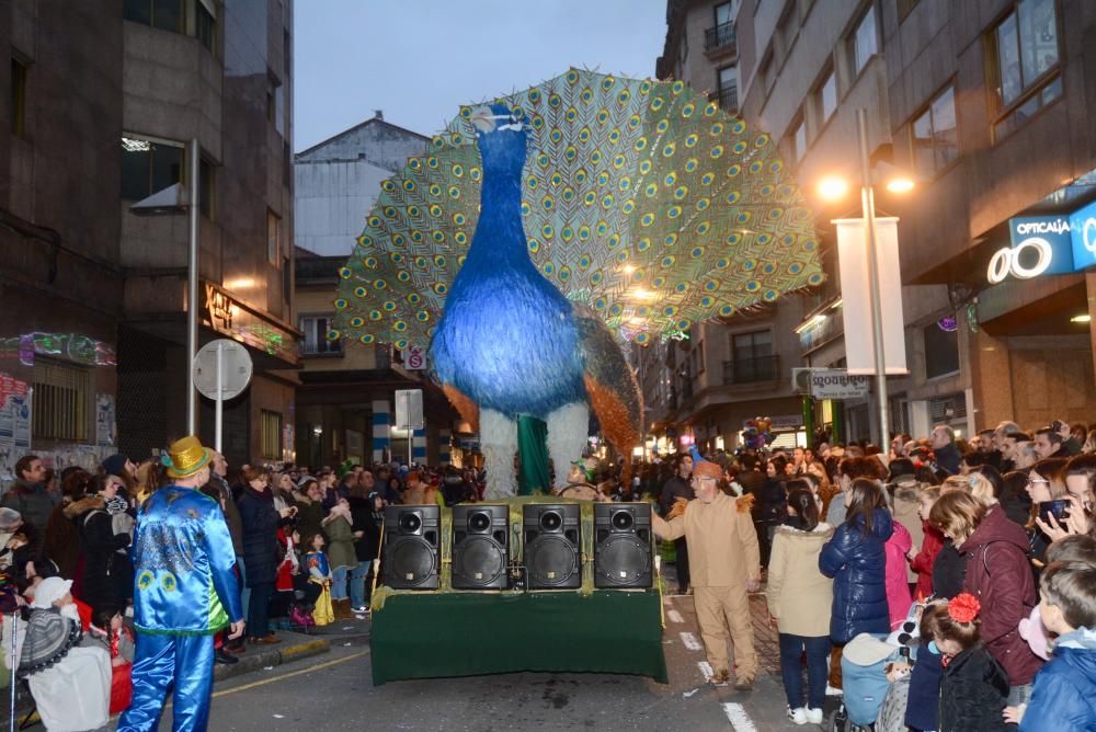 El desfile de comparsas llena las calles de la ciudad de disfraces, colores y buen humor.