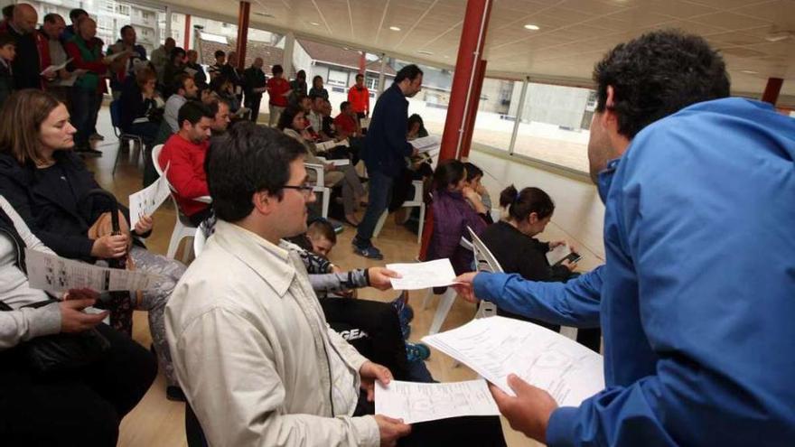 La primera reunión sirvió para informar a los padres de los jugadores del fútbol 8. // Bernabé/Cris M.V.